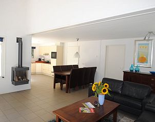 Gezellige woonkamer van Vakantiehuis in Ruinen, Zuidwest Drenthe, met moderne inrichting en ruime eetkamer voor een ontspannen verblijf.