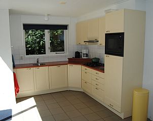 Moderne keuken in Vakantiehuis in Ruinen, Zuidwest Drenthe, met uitzicht op groene natuur. Perfecte plek voor een ontspannen verblijf.