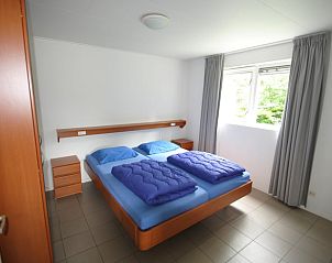 Ruime slaapkamer in Vakantiehuisje in Ruinen, Zuidwest Drenthe, met comfortabel tweepersoonsbed en uitzicht op de groene omgeving.