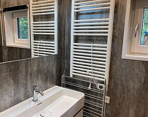 Stijlvol toilet in Vakantiehuis Just Nature-Hottub, comfort in Ruinen, Drenthe.