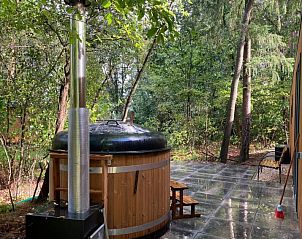 Gezellig terras bij Vakantiehuis Just Nature-Hottub, ontspannen in de natuur van Ruinen, Drenthe.