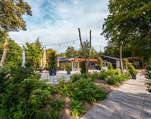 Ruim terras van Vakantiehuis Velthorst Hottub, perfect voor buitenactiviteiten in Ruinen, Drenthe.