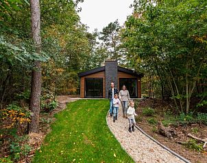 Gezin geniet van de groene omgeving bij Vakantiehuis Just Nature, Ruinen, Drenthe.