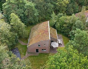 Luftaufnahme des Ferienhauses in Ruinen, Sdwest-Drenthe, umgeben von grner Natur und ruhiger Umgebung.