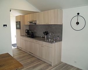 Moderne keuken in Vakantiehuis Forest Lodge 4, Ruinen, Zuidwest Drenthe met alle benodigde voorzieningen.
