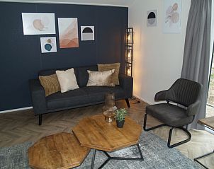 Gezellige woonkamer in Vakantiehuis Velthorst 4, Ruinen, Drenthe met stijlvolle inrichting.