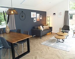 Ruime binnenruimte van Vakantiehuis Velthorst 4 in Ruinen, Drenthe met eethoek en zithoek.