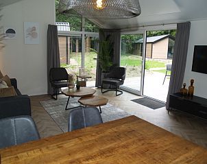 Interieur van Vakantiehuis Velthorst 4 in Ruinen, Drenthe met uitzicht op het terras.