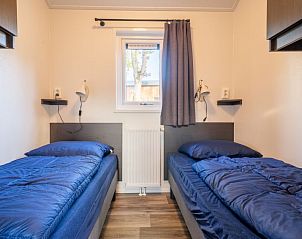 Tweede slaapkamer in Vakantiehuis Velthorst 4, Ruinen, Drenthe met twee eenpersoonsbedden.