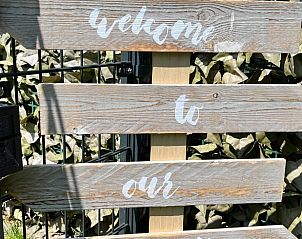 Welkomsbord bij de ingang van Huisje in Echten, gezellige vakantiewoning in Zuidwest Drenthe.