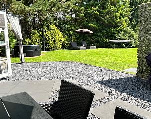 Ruim terras met tuinmeubilair bij Huisje in Echten, vakantieverblijf in Zuidwest Drenthe.