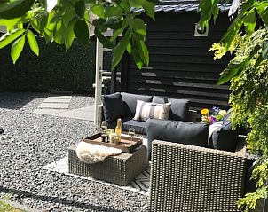 Gezellige zithoek buiten bij Huisje in Echten, vakantiehuis in Drenthe.