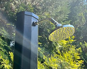 Buitendouche in de tuin van Huisje in Echten, verfrissend vakantieverblijf in Drenthe.