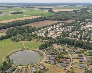 Luchtfoto van T'Rheezer Resort Park in Rheezerveen, met uitzicht op groene velden en vijver in de Vechtstreek, Overijssel.