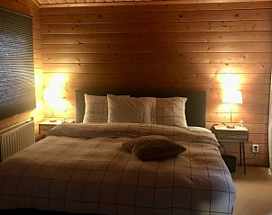 Gezellige slaapkamer in chalet bij T'Rheezer Resort Park, Rheezerveen, met warme houten wanden in de Vechtstreek, Overijssel.