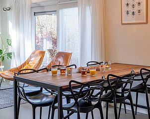 Gezellige bijzettafels met wijn en snacks in Vakantiehuisje in Dwingeloo, Drenthe.