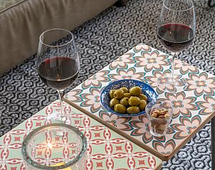 Ruim terras met picknicktafel en stoelen bij Vakantiehuisje in Dwingeloo, Zuidwest Drenthe.