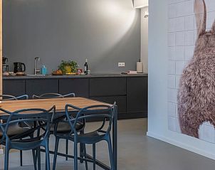 Volledig uitgeruste keuken in Vakantiehuisje in Dwingeloo, Drenthe, met moderne apparatuur.