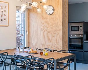 Zonnige zithoek in Vakantiehuisje in Dwingeloo, Drenthe, met comfortabele stoelen en uitzicht op de tuin.