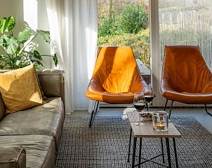 Gezellig gedekte tafel in Vakantiehuisje in Dwingeloo, Zuidwest Drenthe, met wijn en hapjes.