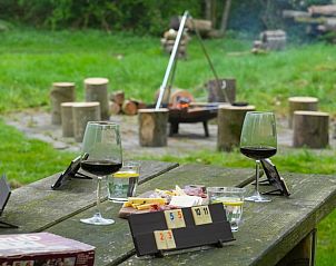 Buiten picknickplek met spel en wijn bij Vakantiehuisje in Dwingeloo, Drenthe, omgeven door natuur.