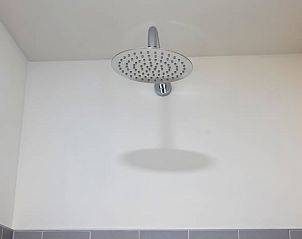 Moderne regendouche in Vakantiehuisje in Dwingeloo, Drenthe, voor een luxe douche-ervaring.