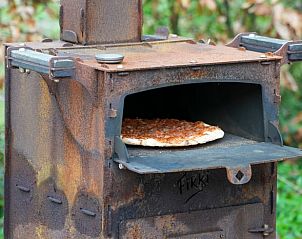 Buitenoven bij Vakantiehuisje in Dwingeloo, Zuidwest Drenthe, met versgebakken pizza.