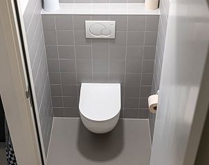Compacte en moderne toiletruimte in Vakantiehuisje in Dwingeloo, Drenthe.