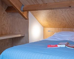 Gezellige slaapkamer in Vakantiehuisje in Dwingeloo, Zuidwest Drenthe, met houten interieur.