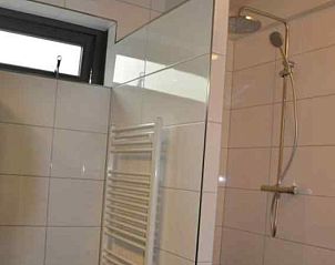 Gerumiges Schlafzimmer im Ferienhaus DG567 in Dwingeloo, Drenthe, mit Doppelbett und viel Tageslicht.