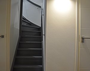 Ruhige Seenlandschaft bei Sonnenuntergang bei DG567 in Dwingeloo, Drenthe.