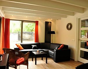 Gemtliches Wohnzimmer des DG567 Ferienhauses in Dwingeloo, Drenthe mit Blick auf den Garten.