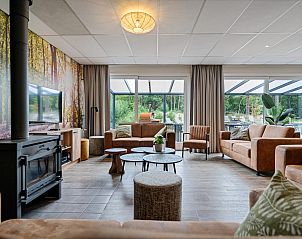 Gezellige woonkamer in Groepsaccommodatie de Komeet, een vakantiewoning in Dwingeloo, Zuidwest Drenthe, met uitzicht op de natuur.