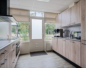 Moderne keuken in Groepsaccommodatie de Komeet in Dwingeloo, Zuidwest Drenthe, met uitzicht op de groene natuur.