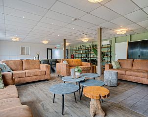 Stijlvolle woonkamer in Groepsaccommodatie de Komeet, een vakantiehuis in Dwingeloo, Zuidwest Drenthe, met comfortabele banken en moderne inrichting.