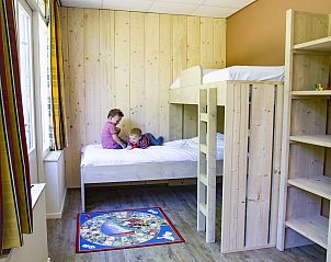 Kindvriendelijke slaapkamer in Groepsaccommodatie de Komeet te Dwingeloo, Drenthe, met stapelbedden en kleurrijke inrichting.