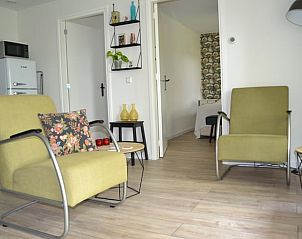 Comfortabele zithoek in Vakantiehuis in Dwingeloo, Drenthe met toegang tot de slaapkamer.