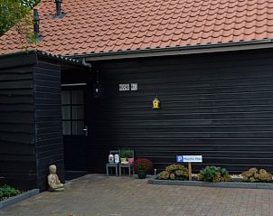 Vooraanzicht van Vakantiehuis in Dwingeloo, Zuidwest Drenthe met parkeerplaats.