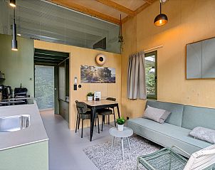 Stijlvolle binnenruimte van Tiny Houselodge Eris in Dwingeloo, Drenthe, met moderne inrichting voor een comfortabel verblijf.