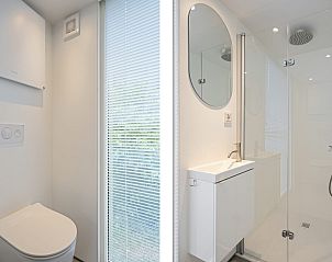 Stijlvolle badkamer in Tiny Houselodge Eris, vakantiehuis in Dwingeloo, Drenthe, met moderne faciliteiten.