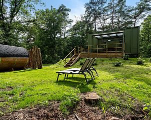 Luxe ligbedden bij Tiny Houselodge Eris, glamping lodge in Dwingeloo, Drenthe, omgeven door groene natuur.