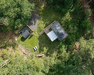 Luchtfoto van Tiny Houselodge Eris met sauna in Dwingeloo, Drenthe, omringd door weelderige bossen.