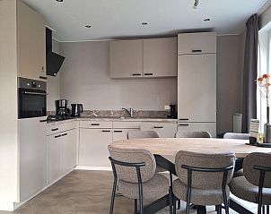 Gemtliches Wohnzimmer im Chalet Aurora, Ferienhaus in Dwingeloo, Sdwest-Drenthe, mit viel natrlichem Licht.