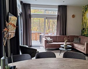 Stilvoller Essbereich im Chalet Aurora, Ferienhaus in Dwingeloo, Sdwest-Drenthe, mit moderner Kcheneinrichtung.