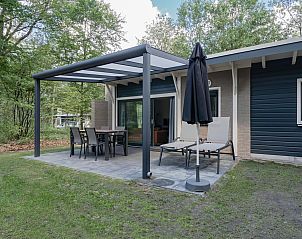 Veranda van Bungalow Jupiter in Dwingeloo, Zuidwest Drenthe, perfect vakantiehuis met terras in bosrijke omgeving.