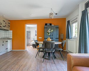 Gezellige binnenruimte van Bungalow Jupiter in Dwingeloo, Zuidwest Drenthe met moderne keuken en eetgedeelte, ideaal voor een ontspannen vakantie.