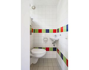 Moderne badkamer van Bungalow Jupiter in Dwingeloo, Zuidwest Drenthe, met kleurrijke tegels en strakke inrichting voor comfortabel verblijf.