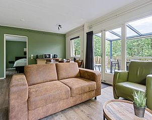 Gezellige binnenruimte van Bungalow Pluto in Dwingeloo, Zuidwest Drenthe. Ideaal vakantiehuis voor ontspanning.