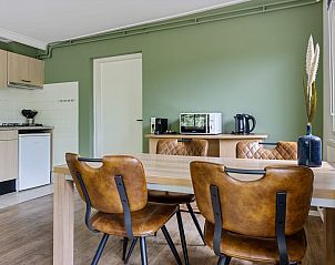 Eetruimte en keuken in Bungalow Pluto, Dwingeloo, Drenthe. Compleet vakantiehuis met alle gemakken.