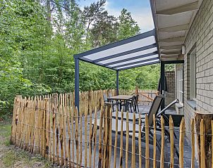 Ruim terras van Bungalow Pluto in Dwingeloo, Zuidwest Drenthe. Geniet van de natuur en rust.